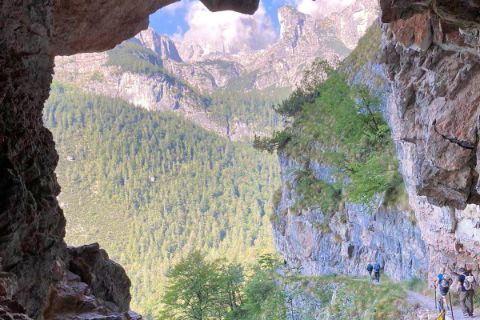 Circular hike in the Brenta Dolomites