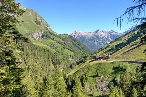Inntal hiking trail with huts and distant views