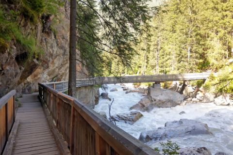 Ötztaler-Ache Brücke mit Fluß und Wald