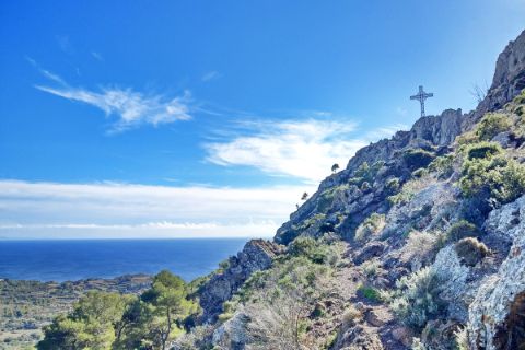 Blick auf Gipfelkreuz vom Höhenweg auf Elba