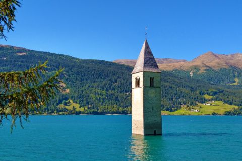 Der im Reschensee versunkene Kirchturm