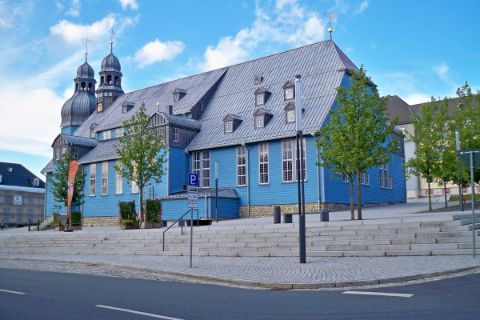 Schöne himmelblaue Marktkirche "zum Heiligen Geist" im Ort Clausthal