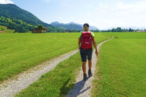 Wanderer am Wanderweg von München nach Garmisch