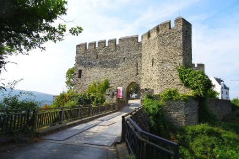 Schöne Burg direkt am Rheinsteig