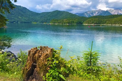 Breathtaking atmosphere at the colourful Eibsee