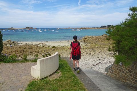 Wanderer auf dem Weg zum Strand von Port-Blanc