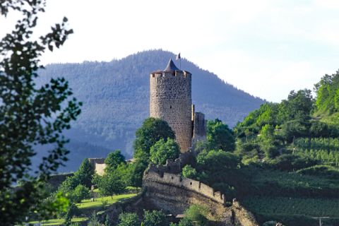 Schöne Wanderblick zu einem mittelalterlichen Turm