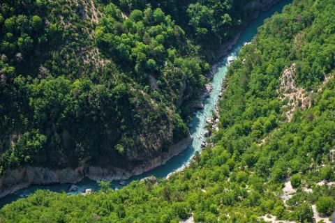 Blick auf den Fluss Verdon beim Wandern in Frankreich