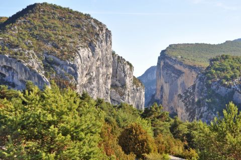 Panoramic view of the mountain peaks of the Gorge du Verdon