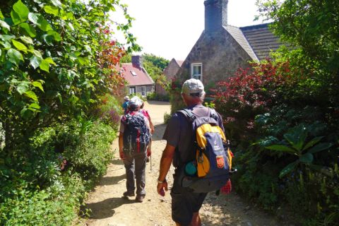 Wanderer unterwegs im Dorf Clechevillier