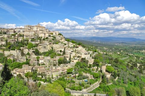 Scenic hiking views to the village of Gordes with its castle