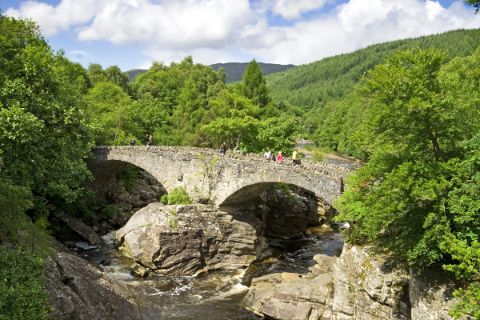 Steinbrücke im Wald am Great Glen Way