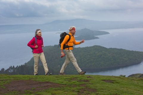 Wanderer genießen das Wandern vorbei am Loch Lomond im Trossachs National Park