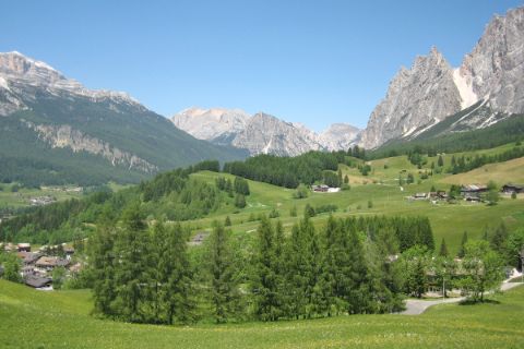 Hinking without luggage in the Dolomites