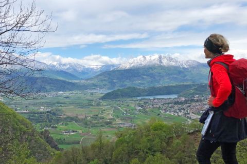 Wanderer in Levico mit Panoramablick