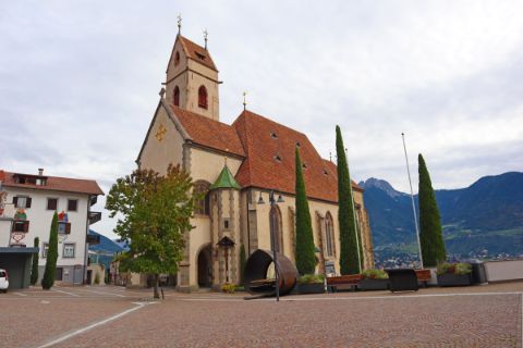 Großzügiger Dorfplatz mit Kirche in Marling