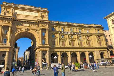 Außenansicht des Piazza della Repubblica in Florenz