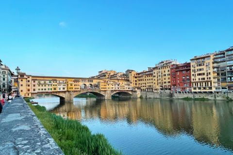 Promenade und Brücke Ponte Vecchio in Florenz