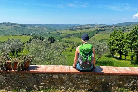 Wanderin mit der Aussicht auf das wunderschöne San Leolino in der Toskana