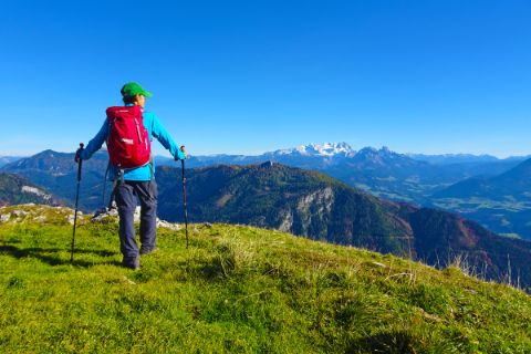 Wanderin mit Panoramablick auf die Osterhorngruppe