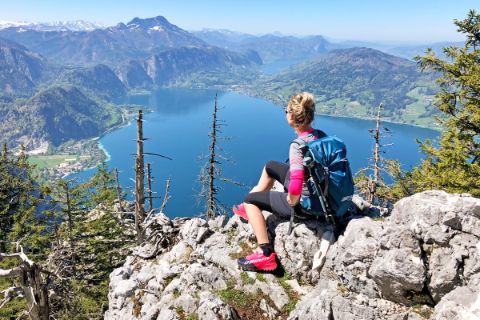 Hiker with panorama of the Attersee