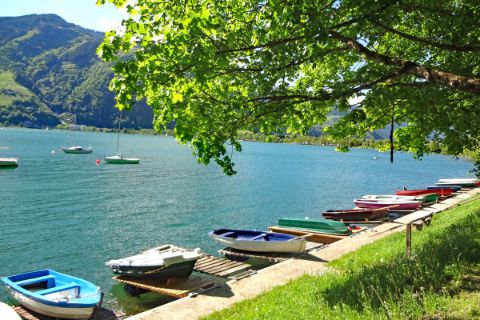 Relaxed hiking at lake Zellersee
