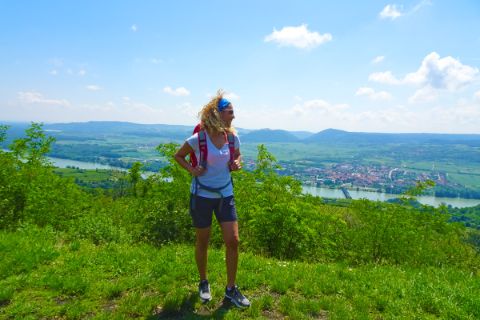 Wanderin mit Aussicht auf die Donau