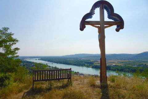 Wanderrast am Gipfelkreuz mit Donau-Panorama