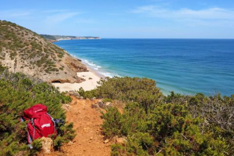 Wanderrucksack vor Wanderpanorama in einer algarvischen Bucht