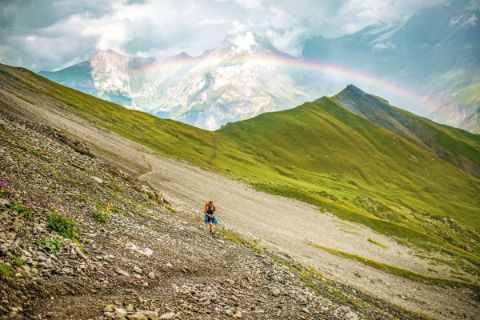 Wandern am Alpschelegrat mit Regenbogen über Kandersteg