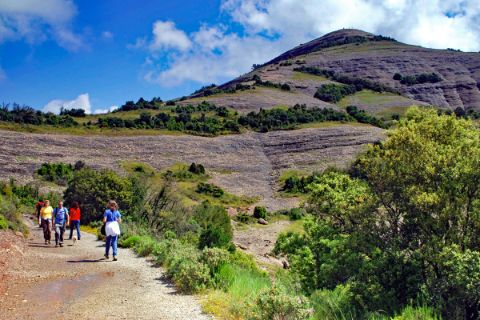 Wanderer auf guten Wanderwegen am El Montcau