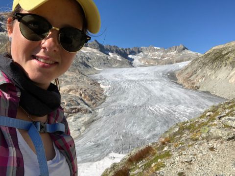 Selfie von Nina vor einem Gletscher auf dem Vier Quellen Weg.