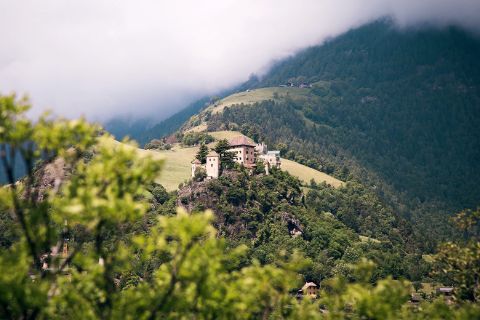 Auf einem grünen Hügel ist das Schloss Juval von Messner in Österreich. 