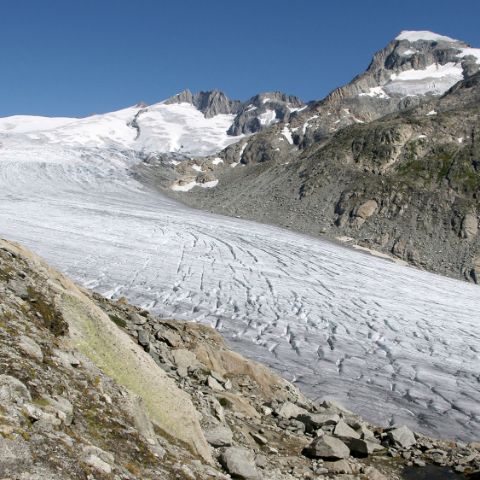 Der Rhonegletscher schlängelt sich mit seinem Eis talabwärts.