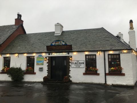 Clachan Inn Pub in Schottland. West-Highland-Way. Wanderferien mit Eurotrek.