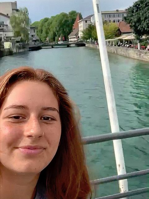 Selfie von einer Mitarbeitern von Eurotrek, auf welchem man sie auf einem Schiff auf einem Fluss sieht.