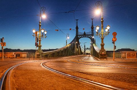 Nachtaufnahme der Freiheitsbrücke in Budapest
