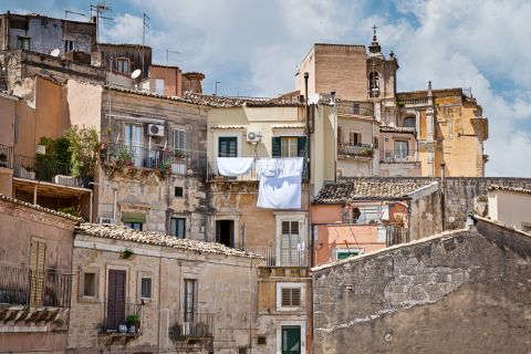 Sizilianische Impression mit Wäsche und Satelitenschüsseln