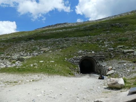 Bergtunnel auf dem Aletsch Panoramaweg