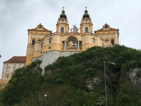 Gelbes Schloss in der Umgebung von Donau