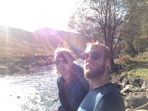 Zwei Wanderer geniessen ihre Pause an einem Fluss. West-Highland-Way. Wanderferien mit Eurotrek.