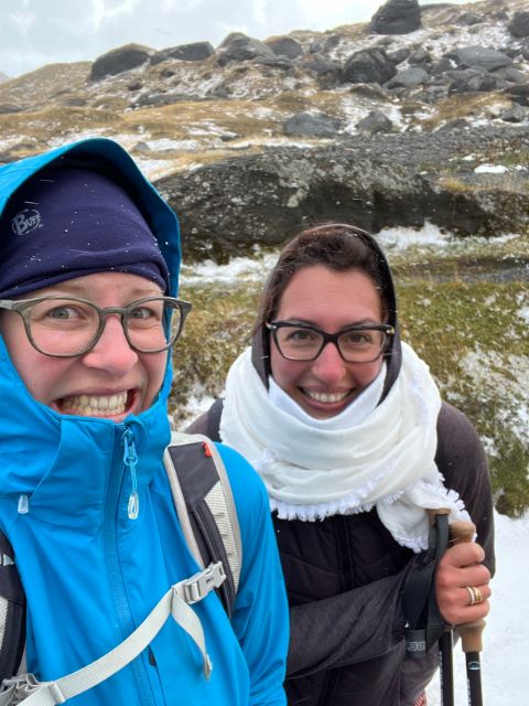 Alexandra und ihre Freundin machen ein Selfie beim Wandern im Schnee. 