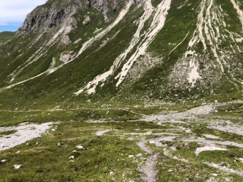 Zwischen Bergen hindurch geht der Abstieg ins Sapüntal über steinige Bergwege. 