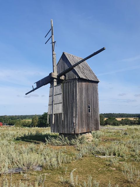 Eine Holzmühle steht auf einem Feld in Gotland. 