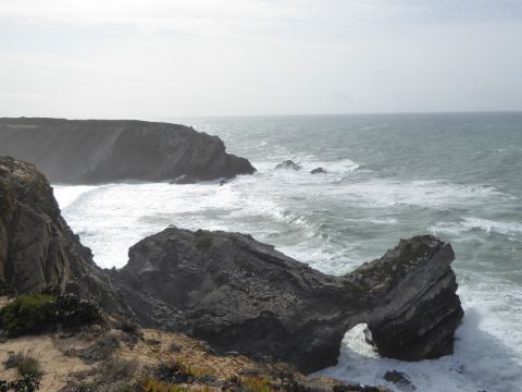Steinige Meeresküste mit starken Wellen in Portugal