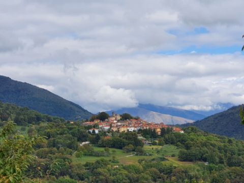Ein malerisches Dorf inmitten der grünen Berge und Hügel.
