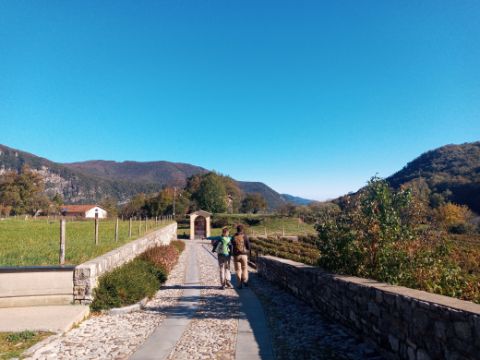 Wanderer auf einem Wanderweg mit schöner Aussicht der Sentiero Lago di Lugano Tour. <br/>Wanderferien mit Eurotrek.