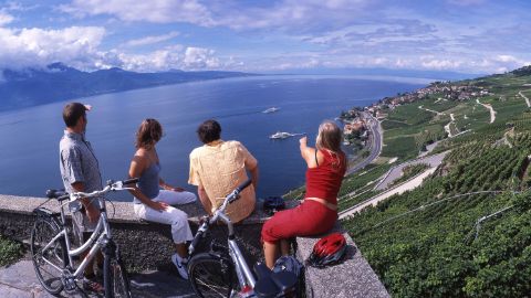 Velofahrer mit einer atemberaubenden Aussicht über den Genfersee. Rhone-Route. Veloferien mit Eurotrek.