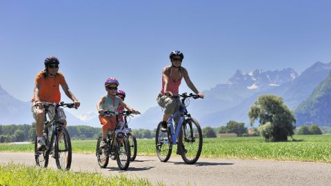 Familie mit Mountainbikes unterwegs auf einem Weg durch die Natur