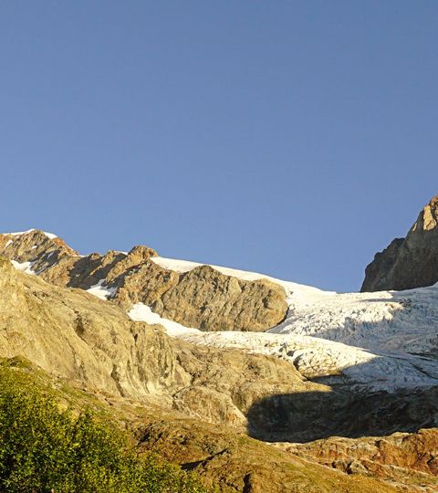 Ein wenig Schnee liegt auf dem Mont-Blanc-Massiv. 